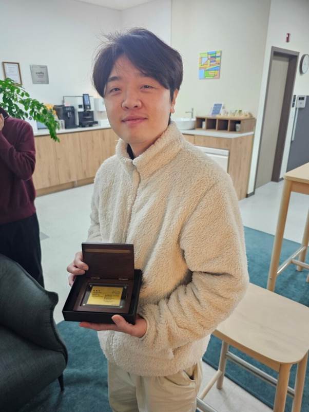 사람, 의류, 가구, 인간의 얼굴이(가) 표시된 사진AI 생성 콘텐츠는 정확하지 않을 수 있습니다.