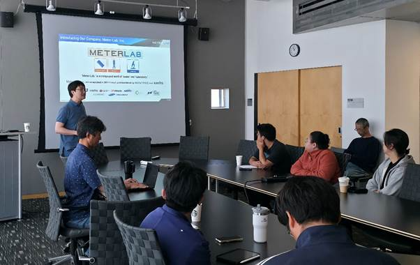 실내, 텍스트, 의류, 사람이(가) 표시된 사진AI 생성 콘텐츠는 정확하지 않을 수 있습니다.