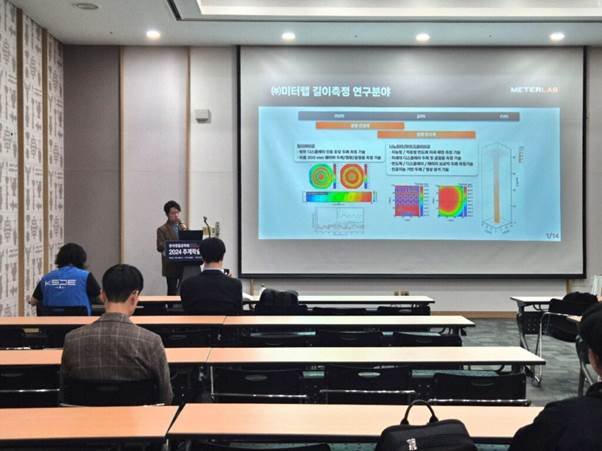 실내, 텍스트, 프레젠테이션, 의류이(가) 표시된 사진AI 생성 콘텐츠는 정확하지 않을 수 있습니다.