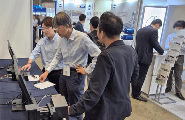 의류, 사람, 실내, 일이(가) 표시된 사진AI 생성 콘텐츠는 정확하지 않을 수 있습니다.